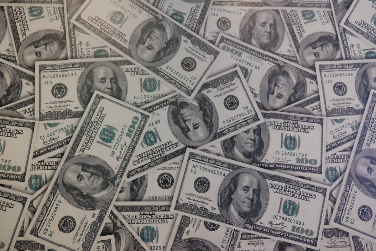 Dólar em Queda e Bolsa em Alta Histórica: Trump Alivia Tensões com Tarifas