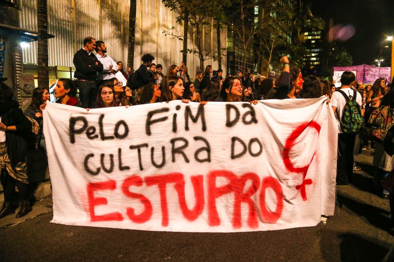Faculdade de Medicina expulsa 12 alunos por faixa com apologia ao estupro
