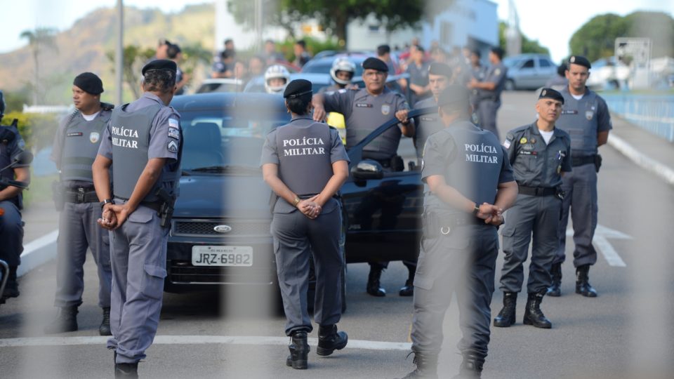 MULHERES E PARENTES DE POLICIAIS CONTINUAM NA PORTA DOS BATALHÕES