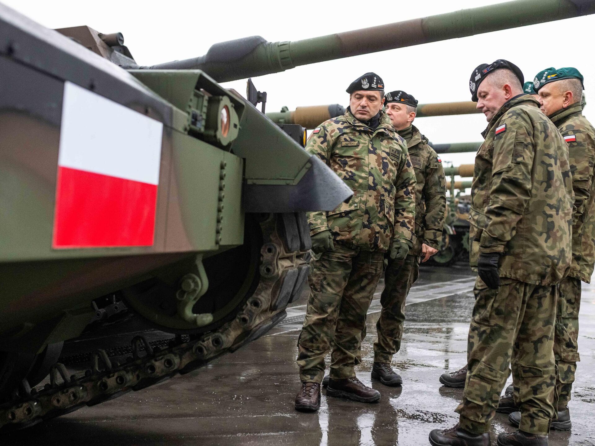 Polônia se arma contra ameaça russa: cidadãos treinam para a defesa