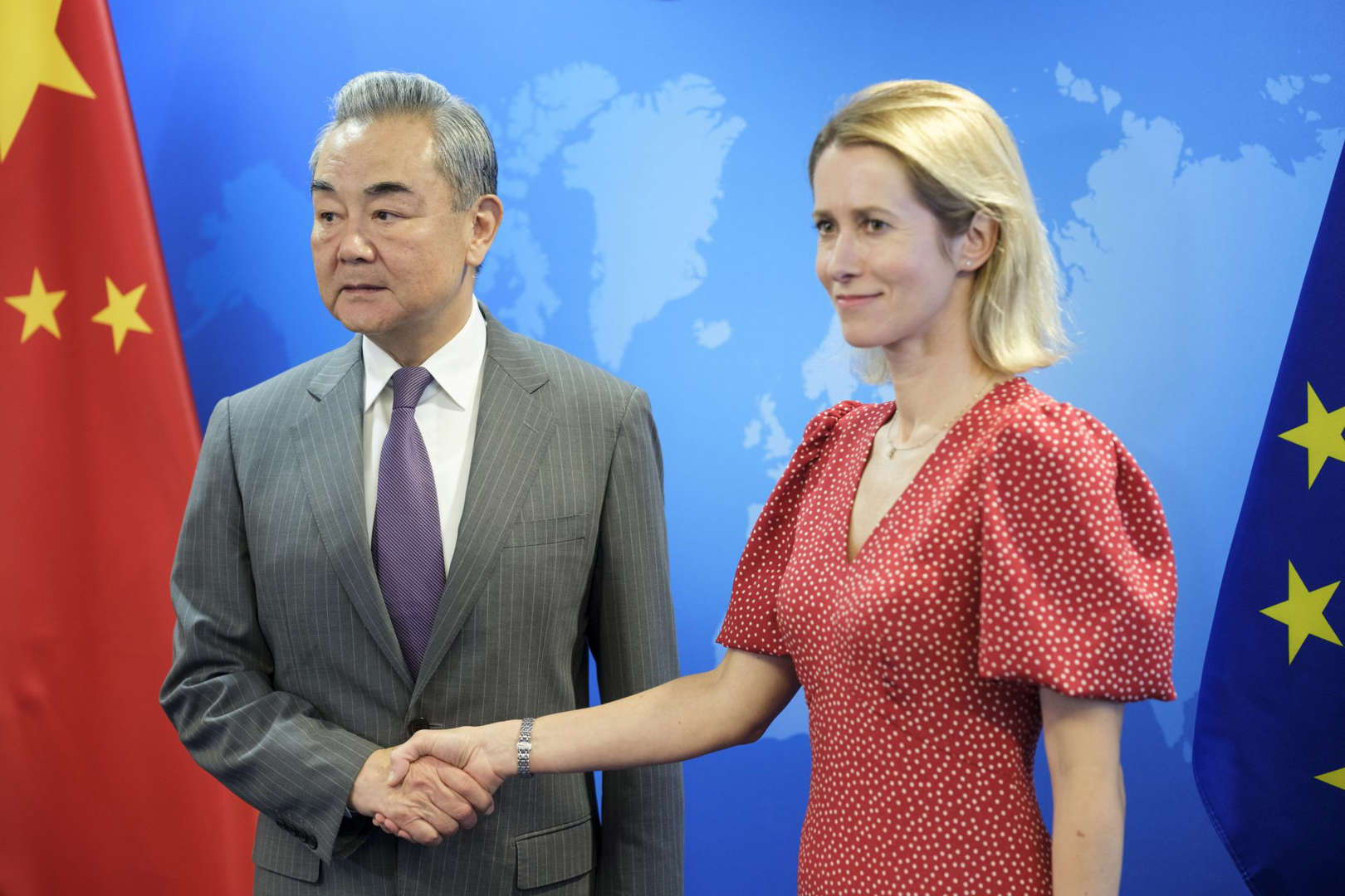 China Expressa à UE Preocupação com Derrota Russa na Guerra da Ucrânia: Implicações Geopolíticas em Jogo