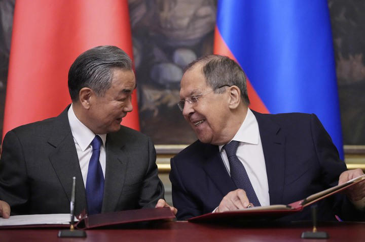 Rússia e China Reforçam Diálogo sobre EUA e Guerra na Ucrânia em Encontro Estratégico