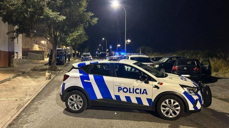 Carrinha da PSP Apedrejada Após Incêndio na Amadora: Tensão Escala com Resposta Policial