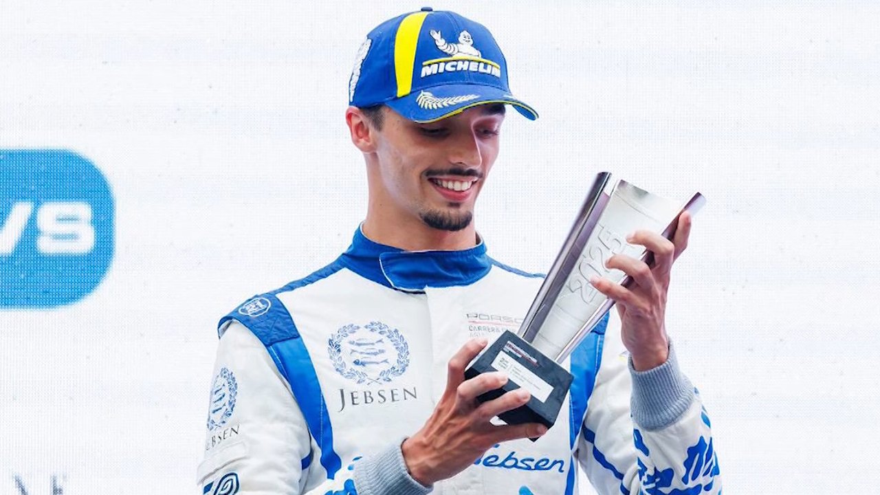 Rodrigo Almeida Brilha com Pódio na Porsche Carrera Cup Asia 2025