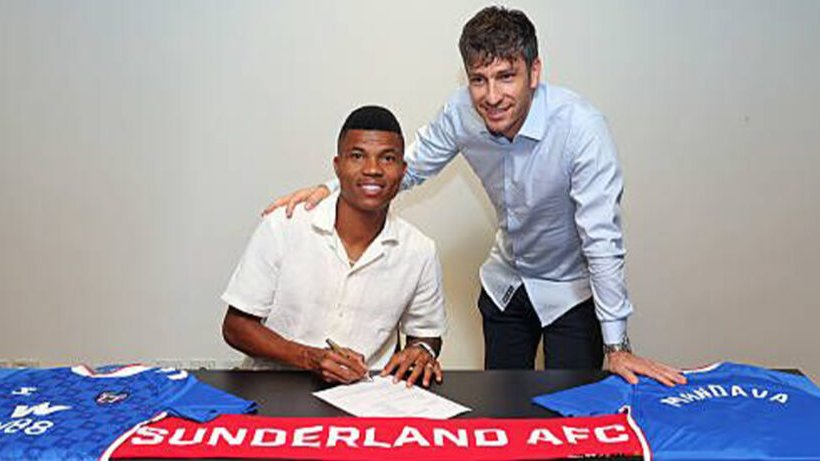Reinildo Mandava Realiza Sonho na Premier League com Contrato de Duas Épocas no Sunderland